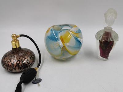trois petits objets en verre posés sur une surface blanche