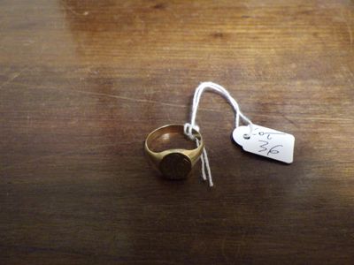 une bague en or avec une étiquette, posée sur une table