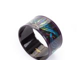 gros plan d'une bague sur fond blanc
