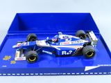 une maquette de voiture de course dans une boîte bleue