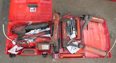 une boîte à outils rouge avec des outils sur le sol