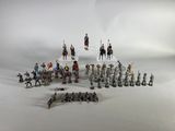un grand nombre de figurines posées sur une table