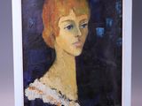 une peinture à l'huile représentant une femme en robe bleue posée sur un petit chevalet