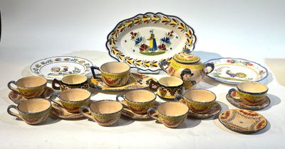 une table sur laquelle se trouvent de nombreuses tasses et soucoupes