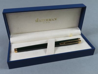 un gros plan d'un stylo dans une boîte posée sur une table