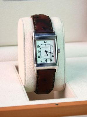 une montre exposée dans une boîte