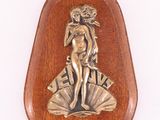 plaque en bois représentant une femme tenant un coquillage sur lequel est inscrit le mot « amour »