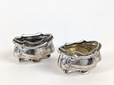 une paire de salières et poivrières plaquées argent sur fond blanc
