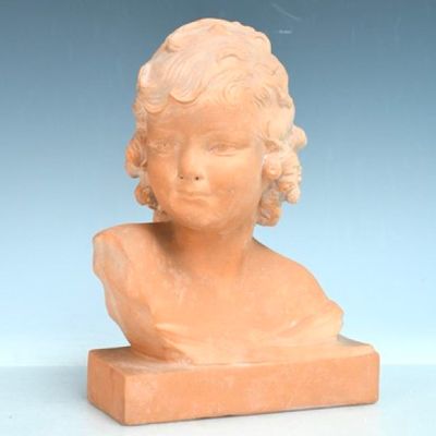 buste en marbre représentant une jeune fille aux cheveux bouclés, posé sur un socle en marbre