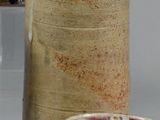 trois vases posés l'un à côté de l'autre sur une table