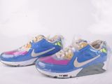 une paire de baskets Nike Air Max bleues et roses sur fond blanc