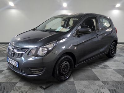 La nouvelle Chevrolet Spark est garée dans le showroom.