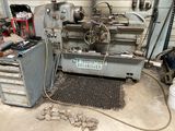 une machine qui se trouve à l'intérieur d'un garage
