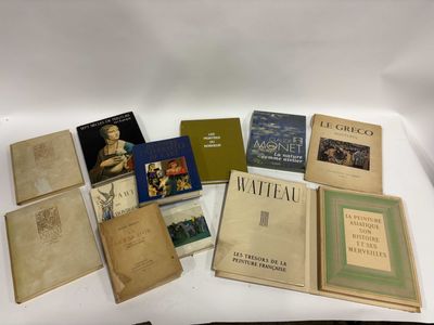 Plusieurs vieux livres sont posés sur une table blanche