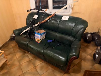 Canapé cuir vert 3 place + fauteuil usures.