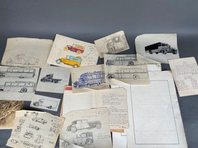 beaucoup de vieux papiers et de dessins sur la table