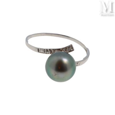 une photo d'une bague ornée d'une perle noire et de diamants