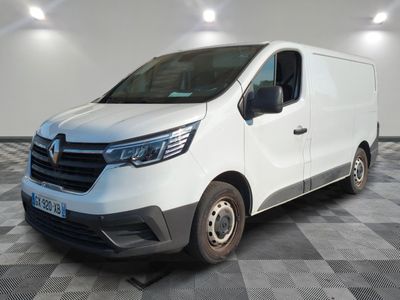 la camionnette blanche est garée sur un sol carrelé en damier