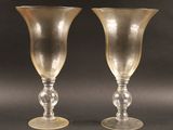 une paire de verres à pied en verre transparent posés sur une surface noire