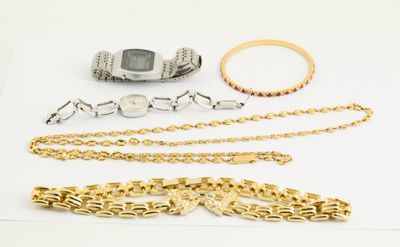 LOT de bijoux fantaisie VINTAGE, vers 1980, dont un tour de …