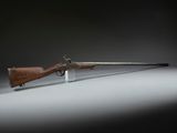 un vieux fusil posé sur un socle, sur fond noir