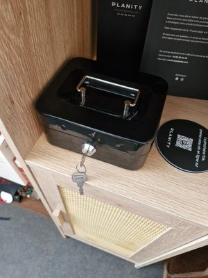 une valise noire posée sur une étagère en bois