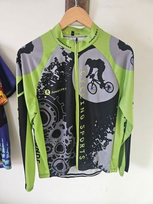 un t-shirt accroché au mur, sur lequel est représenté un vélo