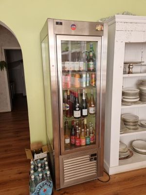 un réfrigérateur qui contient beaucoup de bouteilles de vin