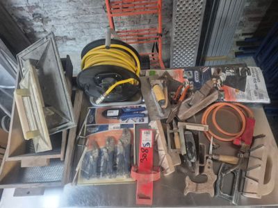 un grand nombre d'outils posés sur une table