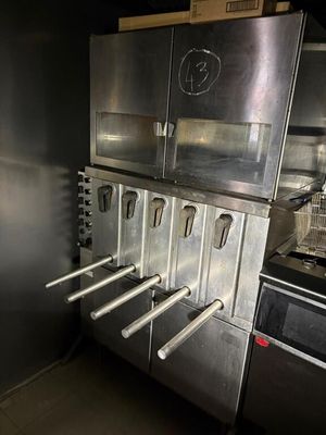 une cuisine équipée de nombreux appareils électroménagers en inox