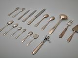 beaucoup de cuillères et de fourchettes en argent sur la table