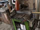 une machine posée sur une table dans un garage