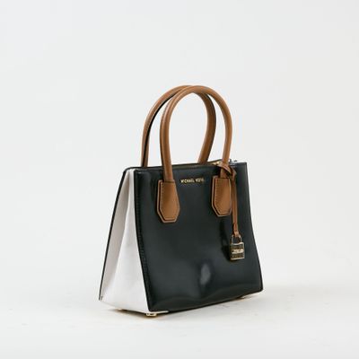 un sac à main noir et blanc sur fond blanc