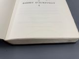 un livre ouvert posé sur une table, sur une table