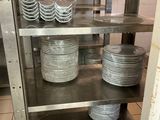 beaucoup d'assiettes et de bols sur les étagères de la cuisine