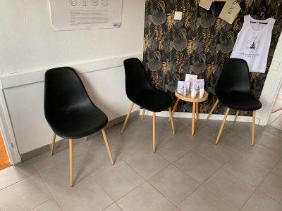 Ensemble soit : - 2 paravents - 4 chaises à coque pvc