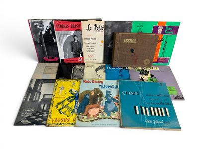 un grand nombre de livres posés sur une table
