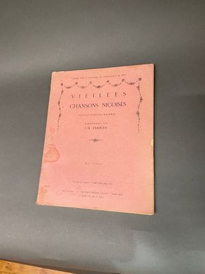 un livre posé sur le mur au-dessus d'un lit, dans une chambre