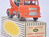un camion jouet avec une bétonnière sur le toit