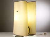 deux lampes posées sur une table blanche, surmontées d'une source lumineuse