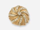 une broche en or jaune 18 carats et diamants