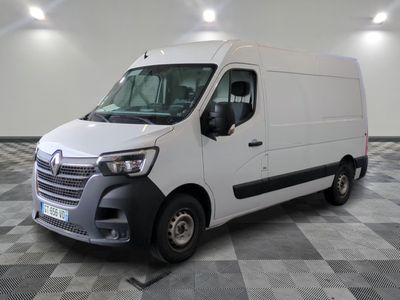 la photo d'une camionnette blanche garée dans une pièce