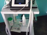 une petite table sur laquelle est posé un micro-ondes