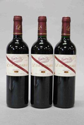 trois bouteilles de vin posées sur une table l'une à côté de l'autre
