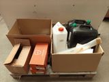 un carton rempli de récipients de toutes sortes et des récipients éparpillés par terre