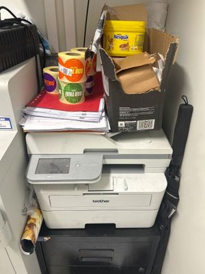 une pile de fournitures de bureau posée sur un classeur