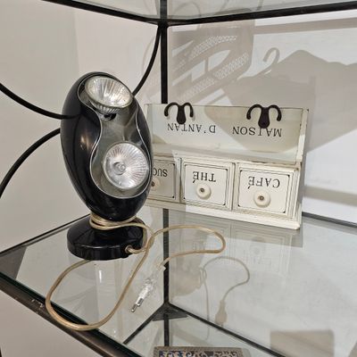une lampe posée sur une étagère en verre