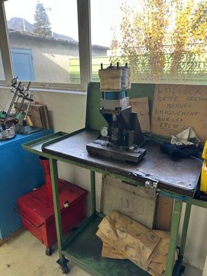 1 établi métallique avec presse pneumatique à redresser