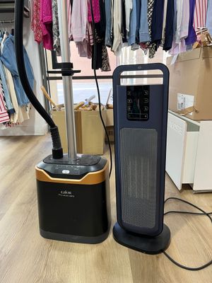 un purificateur d'air noir et doré à côté d'un autre purificateur d'air noir et doré, posé sur un parquet