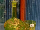 deux vases en verre vert exposés dans une vitrine